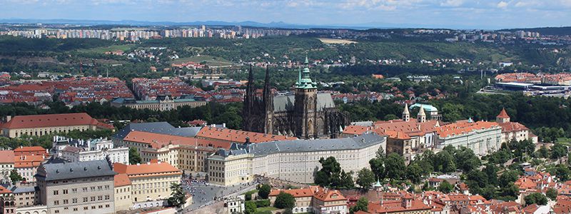 Utsikt över Pragslottet och Prag från Petrintornet.